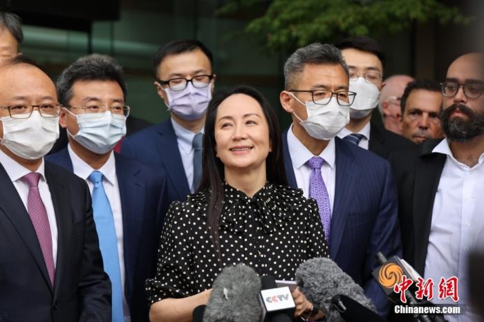 圖為孟晚舟當日在位于加拿大溫哥華的不列顛哥倫比亞省高等法院門前向媒體發表聲明。 中新社記者 余瑞冬 攝.jpg 圖為孟晚舟當日在位于加拿大溫哥華的不列顛哥倫比亞省高等法院門前向媒體發表聲明。 中新社記者 余瑞冬 攝.jpg